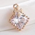 Elegante ciondolo in zircone quadrato oro rosa con gancio a croce su sfondo bianco - S26-205 (Croce Quadrata) / 1.1*1.6CM