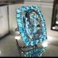 Bague cocktail avec grand zircon bleu ciel rectangulaire et pavé de pierres bleues sur argent - US 7 / Bleu