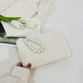 Elegante weiße Plüsch-Handtasche mit dekorativem Perlengriff für die Wintermode - Weiß