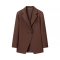 Detalle de solapa y botones oscuros en una chaqueta blazer larga marrón oscuro - S / café
