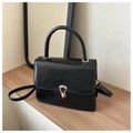 Sac bandoulière élégant en similicuir noir avec détails dorés et poignée supérieure - Noir