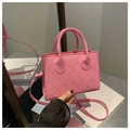 Détail du sac carré rose en similicuir avec broderie en cœur et finitions dorées chic - Rose