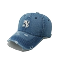 Dettaglio del berretto in denim blu con patch a lettera N e finiture in stile vintage - M (56-58cm) / Blu