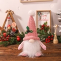 Rosa gestrickter Weihnachtszwerg mit weißem Bart und kleiner Glocke in Festtagsdeko - Rosa (D-GJ92)