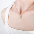 Elegante collana dorata con ciondolo quadrato verde smeraldo su top in maglia bianca - Collana Oro Pietra di Vetro Verde