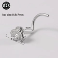 Macro-opname van G23 titanium bijen neuspiercing met 0,8x7mm staafje en 5,1mm breedte details - Bij / 0.8x7mm
