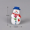 Statuina pupazzo di neve in miniatura con cappello blu e sciarpa rossa con rosa 4cm - Singolo Stile Maschile (Cappello Blu)