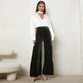 Primer plano de pantalones de terciopelo verde de talle alto y camisa de satén blanco - S / Negro
