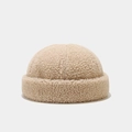 Dettaglio del tessuto del cappello docker beige in sherpa con morbida trama in pile - Regolabile / Cachi