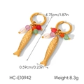 Dettaglio degli orecchini carpa koi placcati in oro 18k con perline colorate e charms - Stile Pesce Con Perline Colorate (HC-E10942)