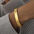 Pulsera de eslabones de acero de titanio chapado en oro con una placa cuadrada en blanco - Dorado