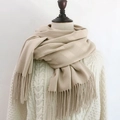 Écharpe beige en faux cachemire avec motif à carreaux et franges sur un mannequin - 70*200cm / Chameau de riz
