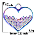 Foto macro de colgante de corazón de acero colorido con pedrería azul y dimensiones - Colgante / Arcoíris