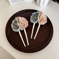 Chinesische U-förmige Haarnadeln mit rosa und blauen Rosen auf einem Holzteller - Tiffany Blau