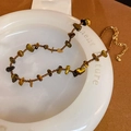 Dettaglio della collana vintage con pietre occhio di tigre irregolari e chiusura dorata - Stile Finto Occhio di Tigre Irregolare (Caffè)