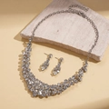 Exquise zilveren halsketting en oorbellen set met geometrische diamanten voor formeel gebruik - 2-delige ketting- en oorbellen set / Zilver