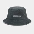 Détail de la broderie Brooklyn et des œillets métalliques sur le chapeau bob gris - Vert Militaire