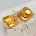 Pendientes cuadrados dorados con textura de metal martillado en un entorno de estudio natural - Estilo Cuadrado Martillado (E802)