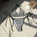 Dettaglio del bikini a righe con tessuto testurizzato e slip con laccetti laterali - S / Nero