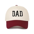 Detailaufnahme der schwarzen DAD-Stickerei auf beige-burgunderroter Trucker-Baseballcap - Verstellbar / Burgunderrot