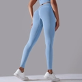 Detailansicht der nahtlosen High-Waist-Yoga-Leggings mit Scrunch-Butt-Lifting-Effekt in Hellblau - Himmelblau
