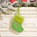 Chaussette de Noël en tricot vert avec bordure en fourrure et lettre Z dorée sur cheminée - Lettre Z