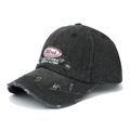 Dettaglio del cappello da baseball in denim grigio consumato con ricamo e patch Alfred - Regolabile / Nero