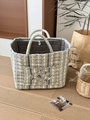 Detailansicht der gesteppten Baumwolltasche mit blauem Blumenmuster und Schleifendetail - Spitze Blau