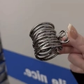 Primer plano de una pinza para el cabello en espiral plateada para coleta alta - Línea Coleta Alta / Color gunmetal