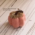 Rosa Samtkürbis Deko mit Goldpailletten und Harzstiel, Größe 8x9cm - Rosa Mini-Kürbis