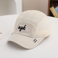 Detail van beige 5-panel baseballpet met mesh zijkanten en nyk-borduurwerk - 54cm (3-8 jaar) / Beige