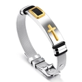 Dettaglio del bracciale in maglia di acciaio con croce dorata e ciondoli rettangolari - Cinturino in Maglia Argento (Cassa Argento + Croce Oro)