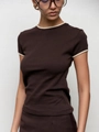 T-shirt slim marrone scuro a girocollo con bordi a contrasto color crema stile retrò - S / Marrone Scuro