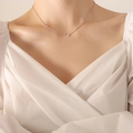 Collar minimalista plateado con tres dijes de corazón sobre una fina cadena de eslabones - Color Acero