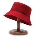 Klassieke rode vissershoed met parallelle stiksels op een houten standaard - Eén maat / Rood