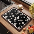 Tapis de cuisine absorbant avec motif floral noir et blanc sur une surface en bois - 40x50cm (Cuir Absorbant) / Style Médiéval Français - Modèle H