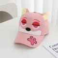 Detail van schattig roze hondengezicht borduursel en 3D-oren op katoenen pet - Vos-Roze