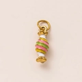 Vue macro du pendentif bonbon en plaqué or 18 carats avec finition émail coloré - Pendentif Bonbon
