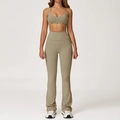 Conjunto de yoga verde oliva con sujetador en V y leggings de campana de talle alto - S / Sujetador + Pantalones Acampanados / Castaño Camel