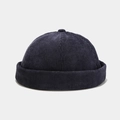 Detalle de gorro docker de pana azul oscuro con textura de rayas verticales y botón superior - Ajustable / Azul marino