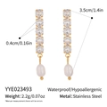 Detalle macro de pendientes chapados en oro 18K con circonitas y perlas de gota blancas - Pendientes Largos de Oro de Acero Inoxidable con Perla y Diamantes de Imitación (YYE023493)