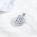 Macro d'un pendentif coquillage argenté serti de perles blanches avec anneau de suspension - Conque Argentée
