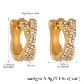Nahaufnahme von 18k vergoldeten Edelstahl-Creolen mit eingelegten Zirkonia-Steinen - F513-L-12mm / Gold