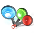 Lot de 3 entonnoirs pliables en silicone bleu vert et rouge sur fond blanc pur - Set de 3 pièces