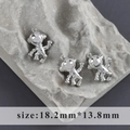 Makro-Detail von drei silbernen Astronauten-Anhängern, Größe 18,2 mm x 13,8 mm - Silberastronaut Stil (M105204)