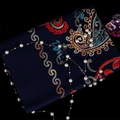 Sciarpa blu scuro effetto cashmere con ricamo floreale e collana di perle decorativa - Blu navy