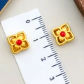 Ciondoli a fiore dorati a quattro petali con centro rosso e righello di misura - Distanziatore fiore a croce a doppia faccia rosso blu 11x11mm