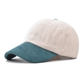 Détail de la casquette de baseball en velours côtelé avec couronne crème et visière verte - Réglable / Vert