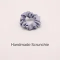 Coletero de satén morado lavanda con textura de seda suave y pliegues elegantes - Azul Pequeño