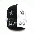 Detalle del estampado de graffiti callejero en la visera de la gorra blanca y negra - M (56-58cm) / Negro y Blanco